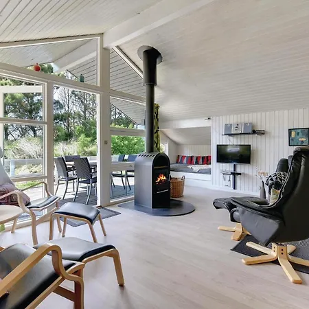 펜션 Cozy Home In Henne With Sauna