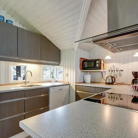 펜션 Cozy Home In Henne With Sauna