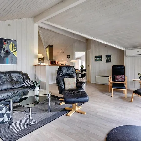 펜션 Cozy Home In Henne With Sauna *